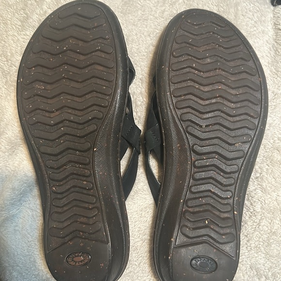 Women’s size 9 UGG sandals - Picture 2 of 3